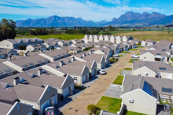 This is a very neat ground floor unit (Wheelchair friendly entrance). It consists of an open plan kitchen and living room. The kitchen ...