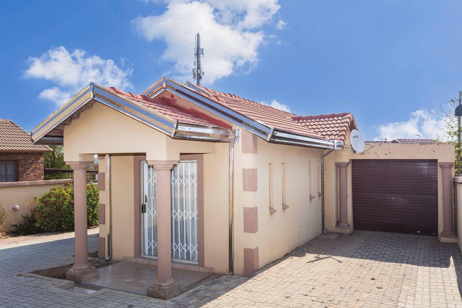 3 Bedroom House for sale in Klipfontein View P24113145855