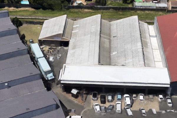 Rental @R80 p/sqm Ex Vat &amp; Utilities

Warehouse Floor +- 1400 sqm
Office/Kitchen/Ablutions +- 400 sqm
Private Yard +- 500 sqm

Main Features:

Free-standing
Interlink Access
Private Yard
3 Phase

Multiple Roller Shutter ...