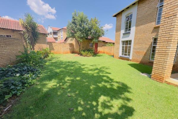 Investing or staying, this is for you.
This unit offers a lovely garden with 3 bedrooms and double garage. 
- 3 Bedrooms
-2 ...