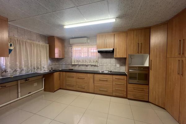 This apartment is situated in an upmarket area of Kimberley and is ideal for a couple, or professional person.

Featuring the ...