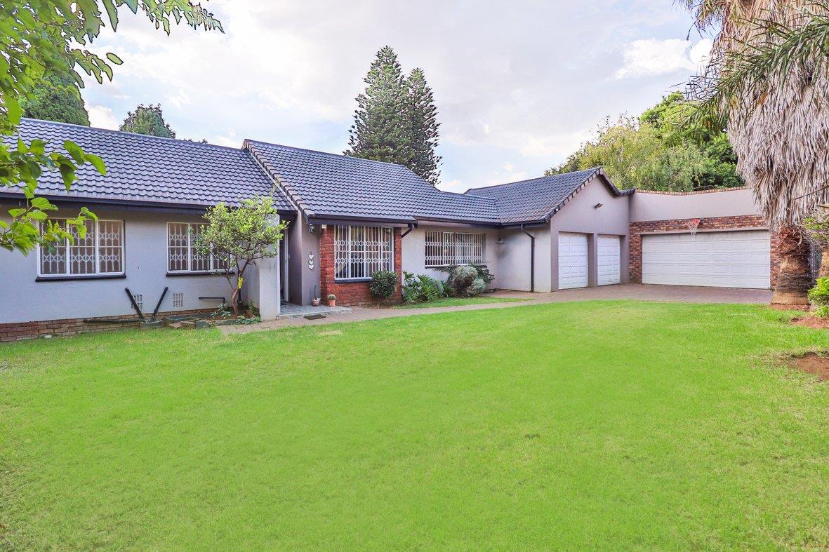 4 Bedroom House for sale in Goedeburg P24114129388