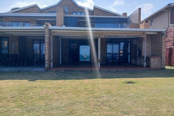 One of eight units in a very safe, secure and upmarket complex in Hibberdene, this ...