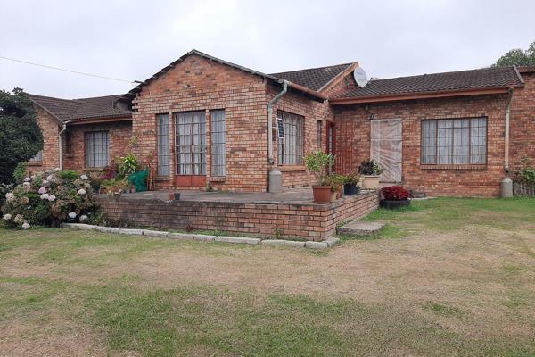 This neat 4 bedroom family home with a study in the Ashburton Area has an open plan lounge/dining room and kitchen which has a ...