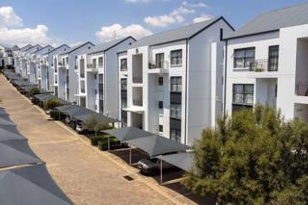 This 3 bed 2 bath apartment is situated in the heart of Johannesburg south in a 24 hour ...