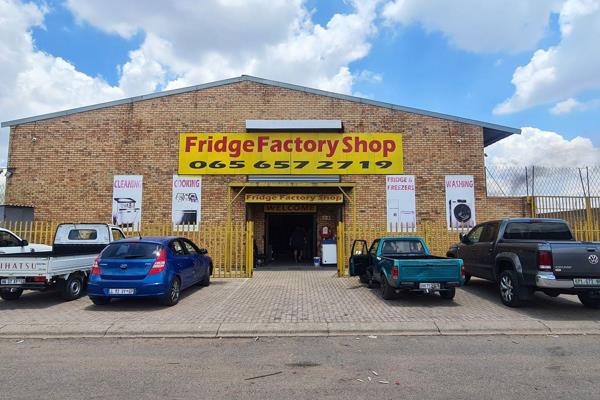 Industrial Warehouse For Sale in Klipriviersoog Soweto

This spacious and versatile warehouse spanning 1050 square meters is designed ...