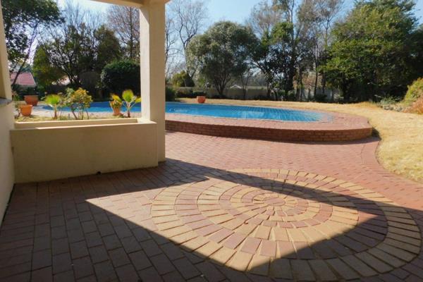 Immerse yourself in the tranquillity of this lovely Bryanston home on 2018m2. Close to ...