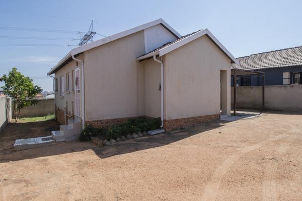 This home has a lovely open plan living area with kitchen. 
3 Bedrooms with 2 bathrooms - main en-suite. 
Carport and garden. ...