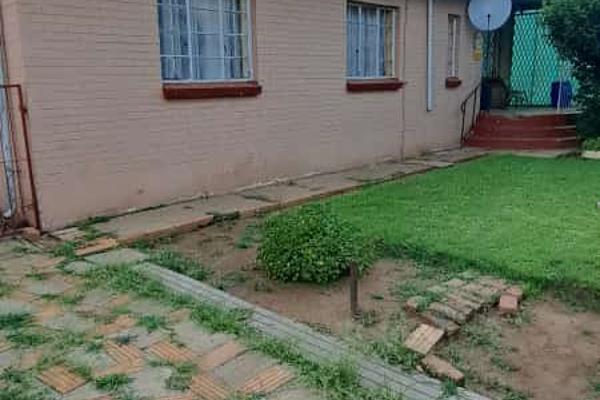 Place you can call home.
for only R6500 per month you can be a property owner.
This property is close to all entities.  walking ...