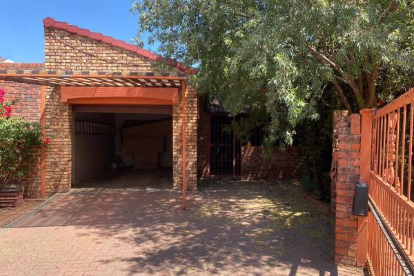 3 Bedrooms, 2 Bathrooms, Open plan Kitchen &amp; Lounge.
Garage, Carport, Automated gate, Swimming Pool.
Prepaid Electricity, Refuse ...