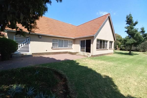 Stunning large family home with no loadshedding offers entance area,  4 bedrooms, 2 bathrooms, guest toilet, study, formal lounge ...