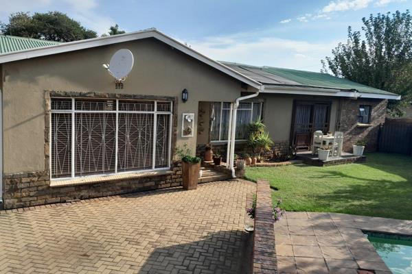 This stunning neat three-bedroom, three-bathroom family home in Heidelberg has a spacious open plan lounge, kitchen and dining room ...