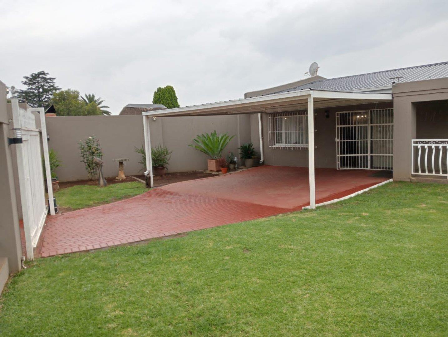 3 Bedroom House for sale in Van Dyk Park P24114138518