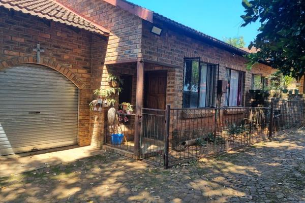 Three bedrooms, lounge and dining area, kitchen and bathroom.
Single Garage.
Available Immediately.


Tzaneen Properties offers a ...