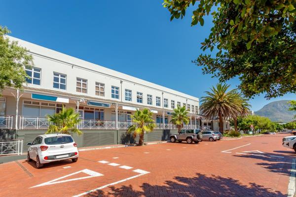 Modern and neat within a very well managed office block.   Shop face window adding great value by attracting potential clients.  Lovely light and a great environment to work in. Professional companies working in the same complex. ...