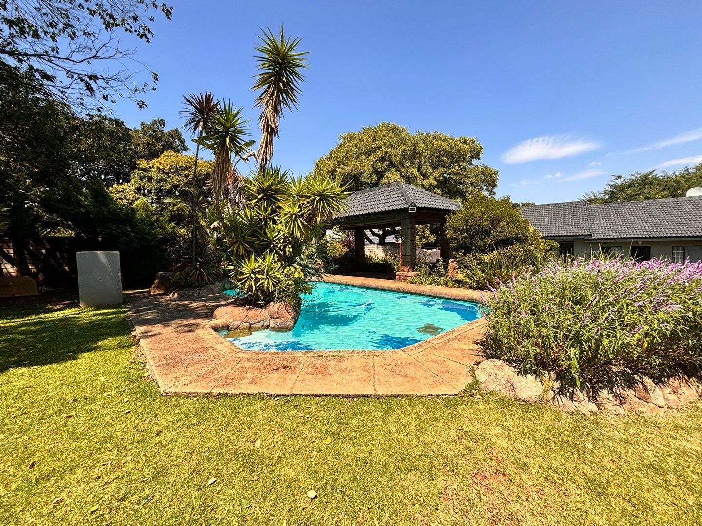 11 Bedroom House for sale in Florida Park P24114141236