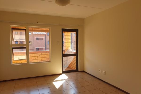 2 Bedroom, 1 bathroom flat for sale at Waterberg Security Village 2 in Lephalale.
Middle floor unit with a balcony. 
Air conditioning ...