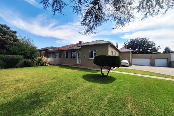 Masterfully renovated property and extremely well maintained. This house has it all. Situated in the quiet suburb of Struisbult, close ...