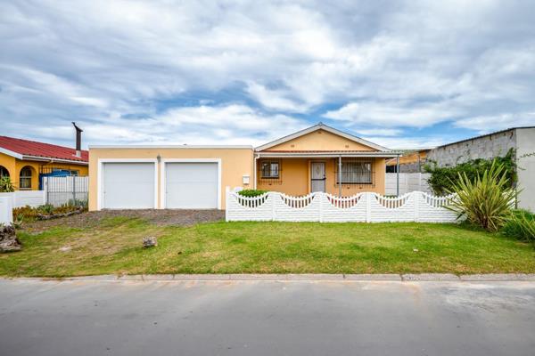 ****Exclusive Mandate**** 
  
This delightful 3-bedroom property, located in the popular suburb of Austinville, offers a spacious back ...