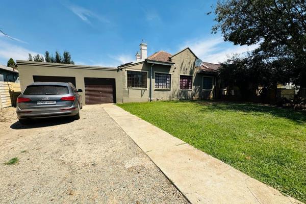 Welcome to this beautiful large family home situated in Brakpan North in a small suburb known as Sherwood Gardens. With easy access to ...