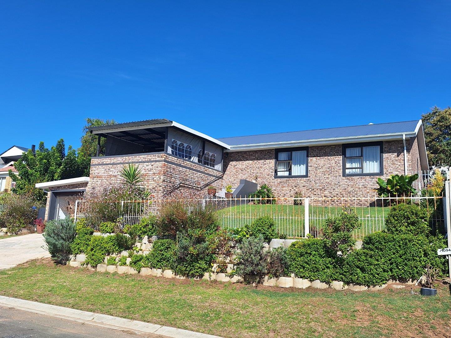 3 Bedroom House for sale in Fraaiuitsig Noordsig Avenue 30 P24