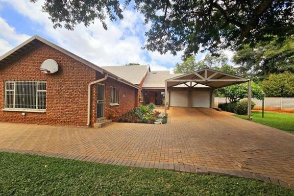 5 Bedroom family House for Sale in Garsfontein

Spacious and Immaculate five-bedroom house.

This amazing family home offers the ...