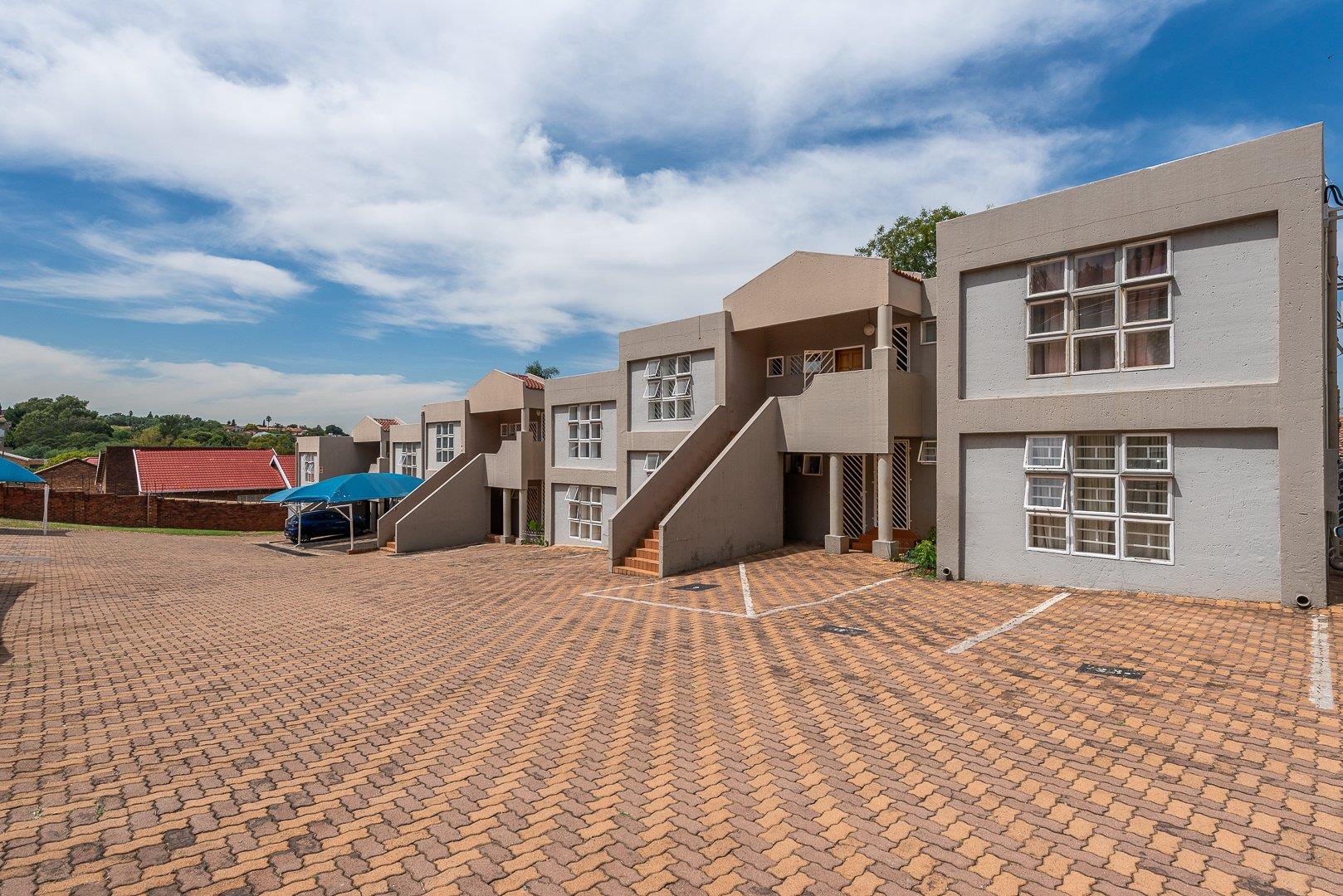 3 Bedroom House for sale in Oakdene P24114162924