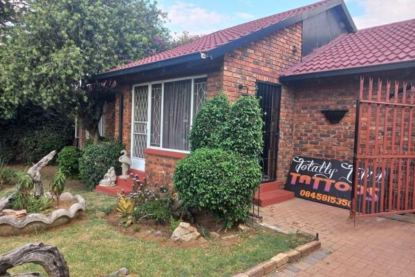 A beautiful face brick property. (Low maintenance)
3 beds, two bathrooms , lounge and dining.
Spacious.

PLUS PLUS PLUS
+ 2 bedroom ...