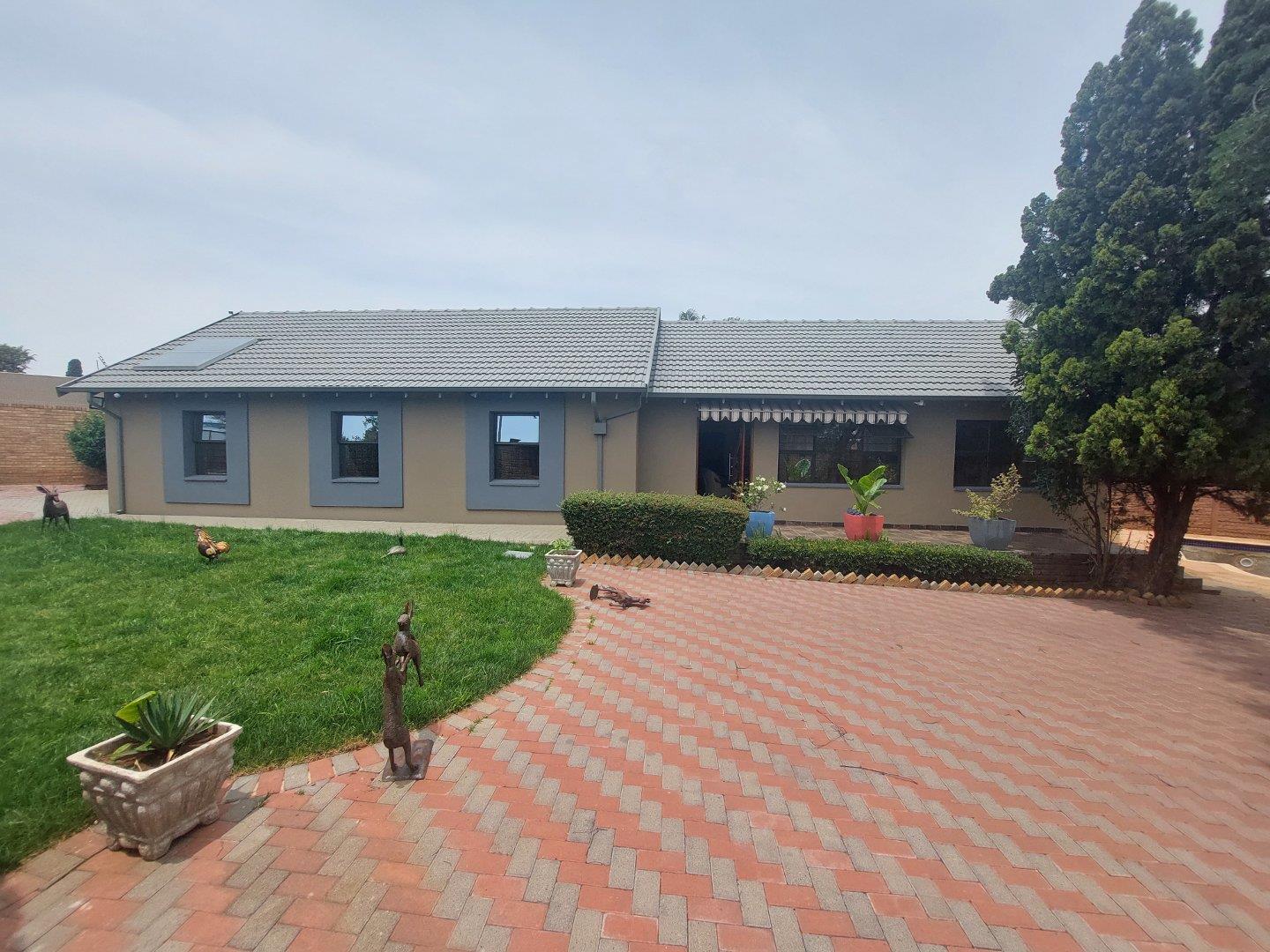 4 Bedroom House for sale in Verwoerdpark 40 Keurboom Street P24