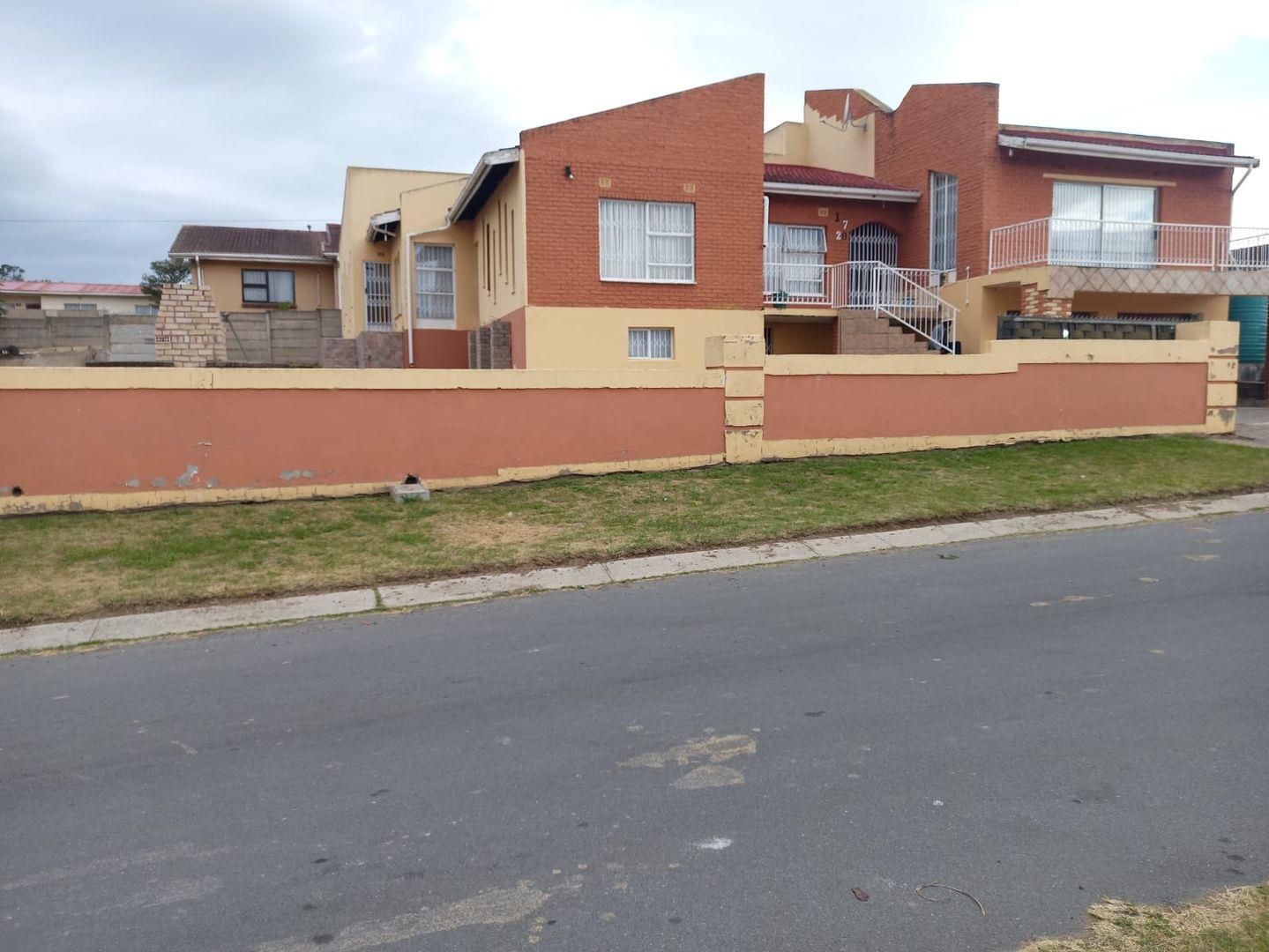 4 Bedroom House for sale in Phakamisa P24114148904