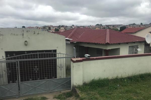 “ID Properties presents to you this lovely property situation in Mdantsane Nu11a. 
It features 3 bedrooms, a kitchen, a lounge ...