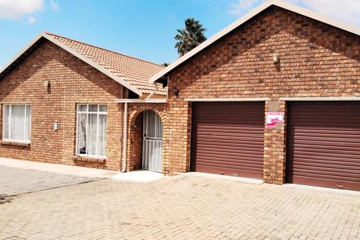 4 Bedroom House for sale in Dunnottar