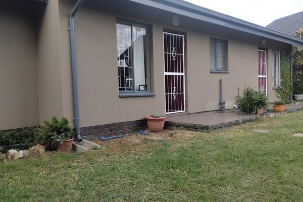 Located in the serene Bonaero Park is this cottage suitable for a young professional or a couple. In it is a kitchenette with a sink ...