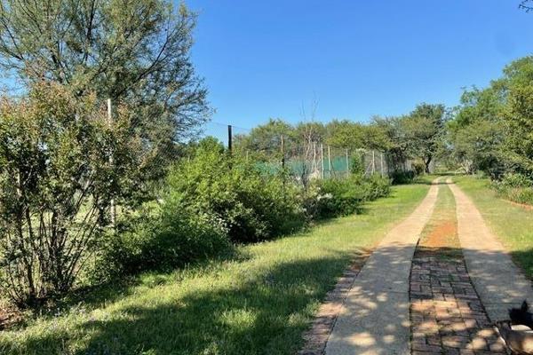 Escape to the serene countryside with this exceptional 15-hectare smallholding in Hartzenbergfontein. Nestled amidst picturesque ...