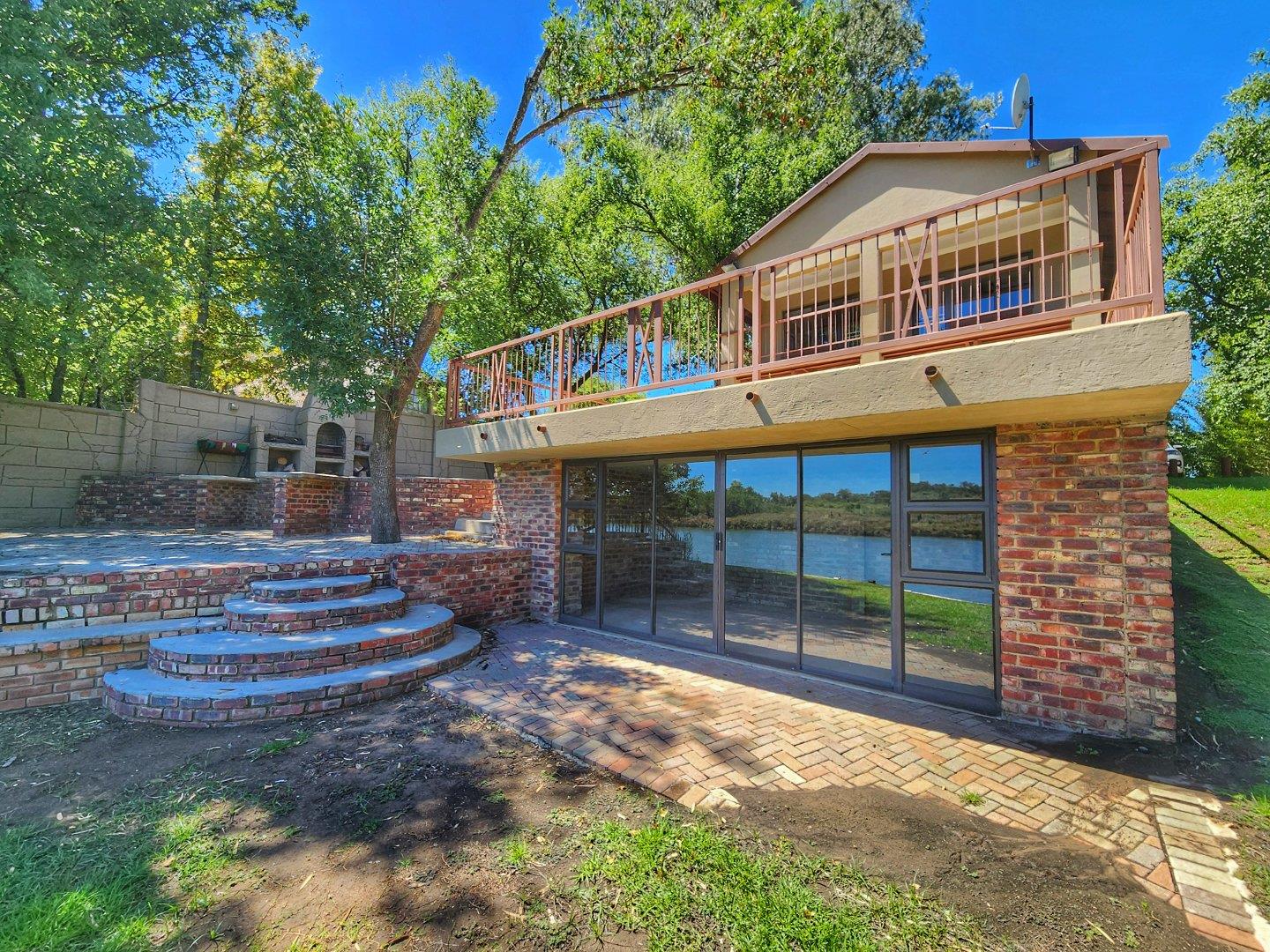 3 Bedroom House for sale in Viljoenskroon P24114152301