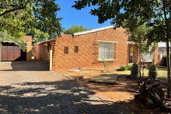 Welcome to this cosy 3-bedroom house nestled in the serene neighborhood of Uitsig. Boasting a comfortable layout, this home offers a ...