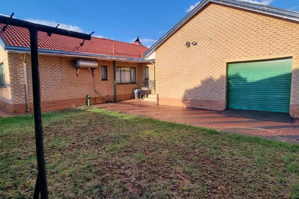 3 Bedroom house that is as neat as a pin, it offers spacious bedrooms with PVC ceilings, carpets that are well cleaned. All 3 bedrooms ...