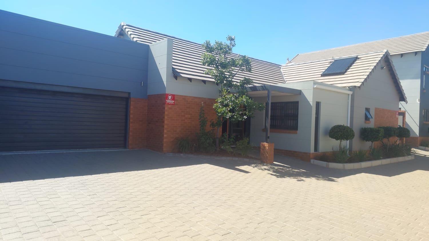 3 Bedroom Townhouse for sale in Groenvlei SH P24114155725