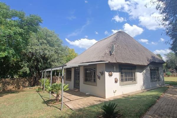 This charming thatched roof home offers a cozy and inviting atmosphere with its open-plan layout. The lounge, dining room, and kitchen ...