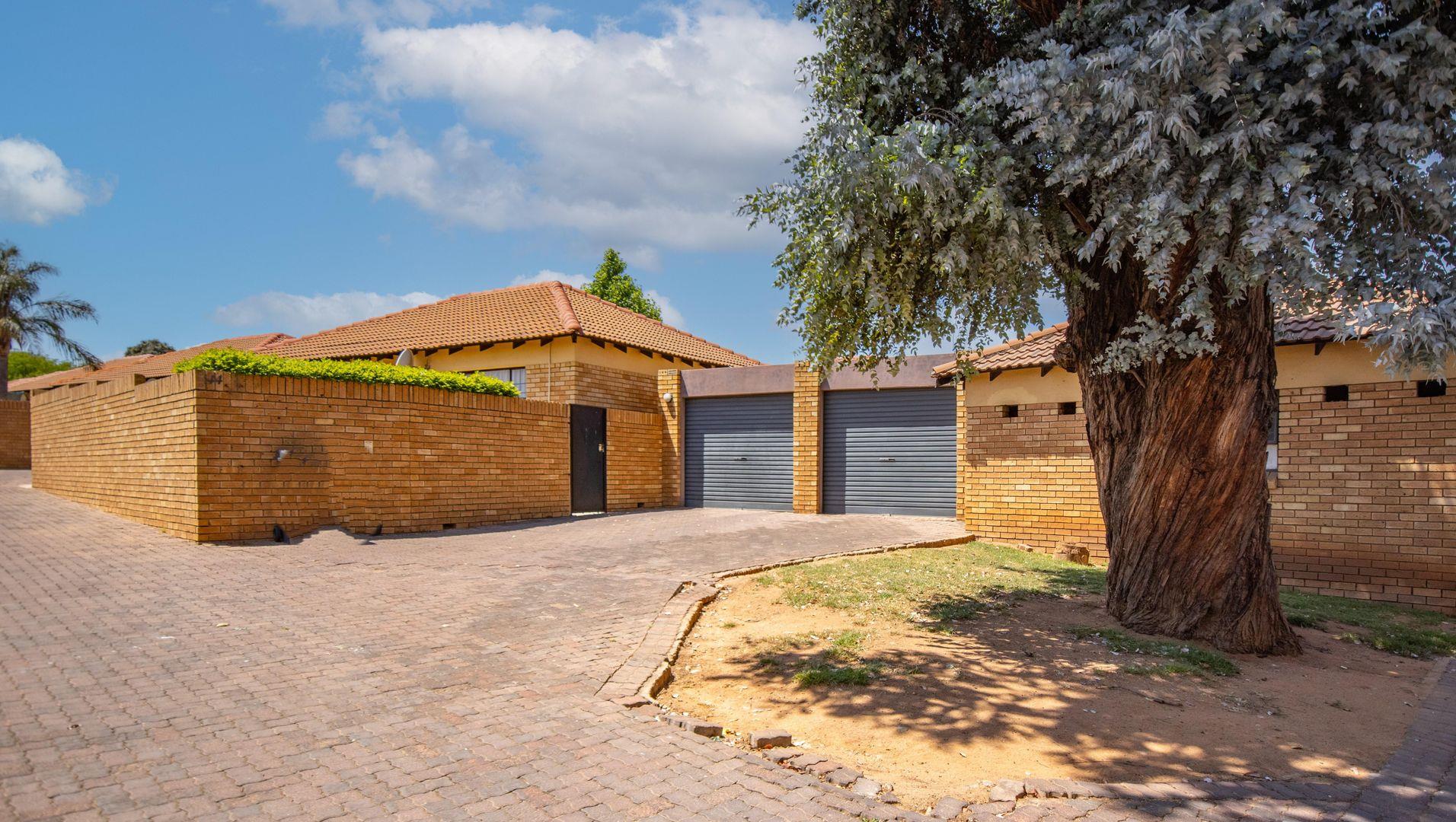 3 Bedroom Townhouse for sale in Halfway Gardens P24113564044