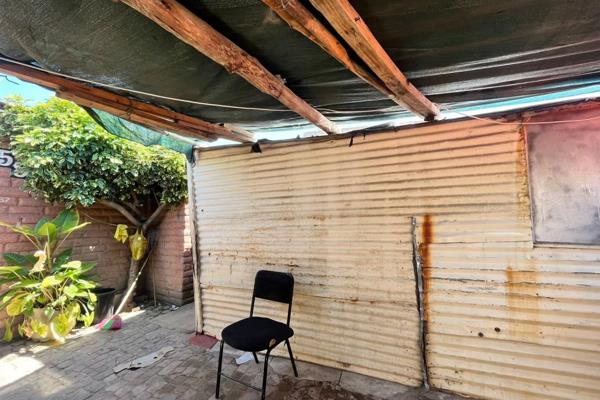 1 bedroom house in ext 21 with informal structures


this house is perfect for property investor , it  is a perfect location t build ...