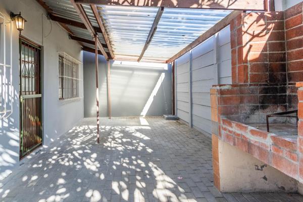 Garden apartment within walking distance to Paarl Hospital, Rembrandt Mall and Boland College.
Open-plan living room.
Kitchen with new ...