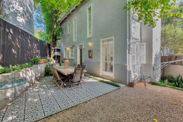 This Pied-&#224;-terre in Parktown North is the perfect lock-up and go for the young and trendy executives. Oozing elegance with a chic ...