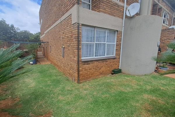 This three bedroom townhouse is situated in the heart of Casseldale, close to all amenities, malls and schools.

Downstairs is a ...