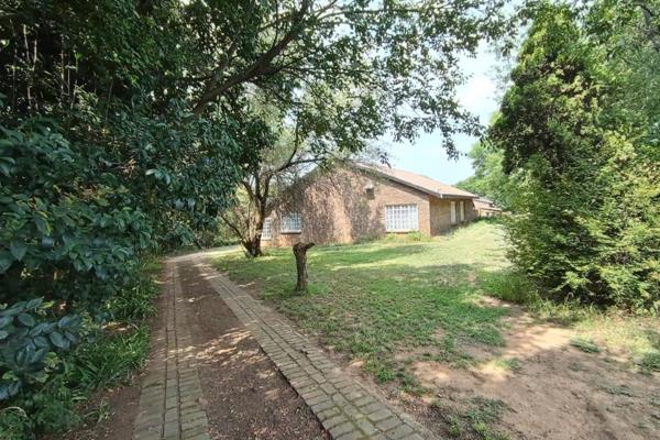 Located in the prime area of Midrand, this small holding boasts a spacious farmhouse kitchen, ideal for culinary enthusiasts. The ...