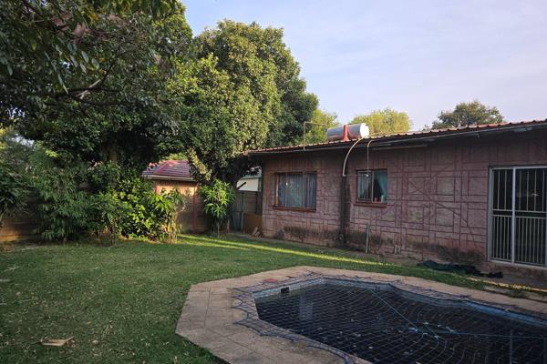 This free standalone house with lots of potential, its situated next t good schools and public transportation. easy access to N1 and N4 ...