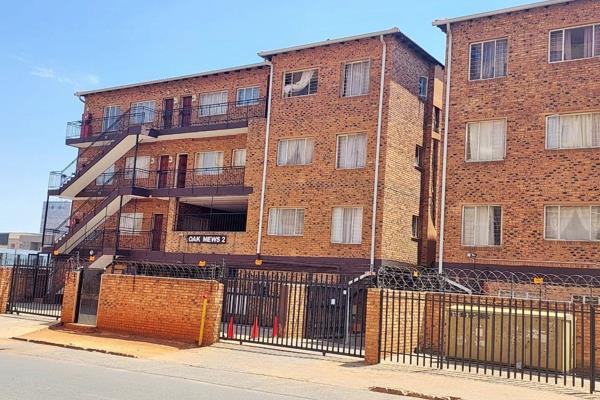 This neat and modern 2-bedroom flat is perfectly located in central Kempton Park, offering convenience and comfort in a secure complex. ...