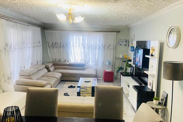 Sizwe Mlungwana Properties is excited to bring this to the market.
This property boast modern finishes ,this is a ready to move in ...