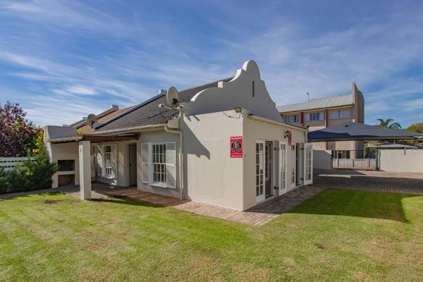 This 2 bedroom house is in a mint condition and is situated close to Paarl Gymnasium High School.
It offers a spacious lounge and ...