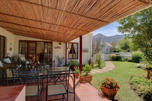 This sought after north-facing home is situated in a quiet part of the Greyton Country ...